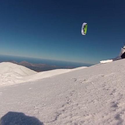 Snowkite στο χιονισμένο τοπίο του Ψηλορείτη (βίντεο)