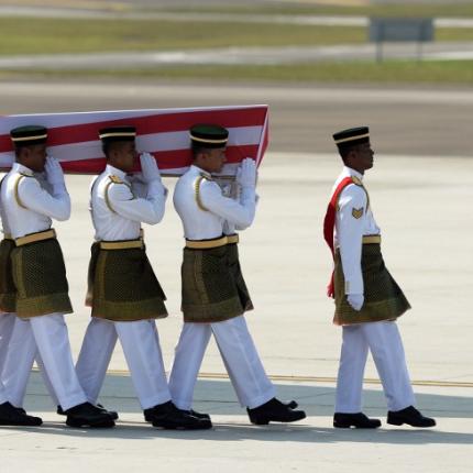 Ημέρα εθνικού πένθους στη Μαλαισία - Έφτασε το αεροσκάφος με τις σορούς από την πτήση ΜΗ17