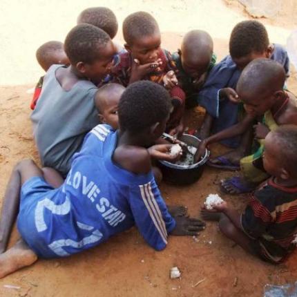 Πεθαίνουν από την πείνα, χιλιάδες παιδιά στη Σομαλία