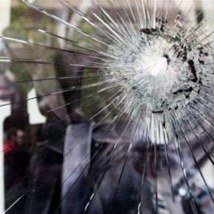 Γυαλιά - καρφιά τα έκαναν θερμόαιμοι νεαροί σε καφετέρια