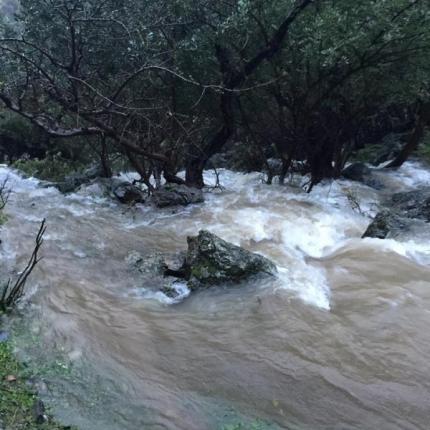 Εκατομμύρια κυβικά νερού "αναβλύζουν" από το σπήλαιο του Σάρχου! (φωτο + βίντεο)