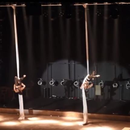 Οι δυο νεαρές κοπέλες από την Κρήτη που χορεύουν ... στον αέρα