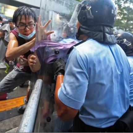 Αποσύρονται οι αστυνομικές δυνάμεις από τους δρόμους του Χονγκ Κονγκ 