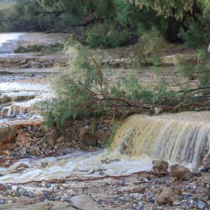 Τα ορμητικά νερά παρέσυραν τα πάντα στο πέρασμά τους.