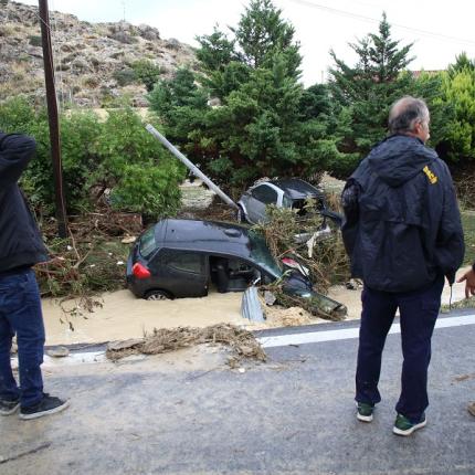 Αυτοκίνητο θαμμένο στη λάσπη στον Καρτερό