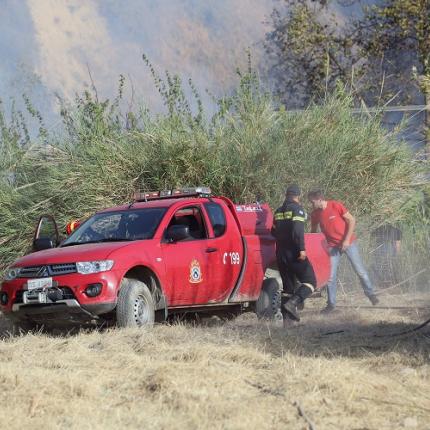 Πυροσβέστες και πολίτες στην επιχείρηση κατάσβεσης
