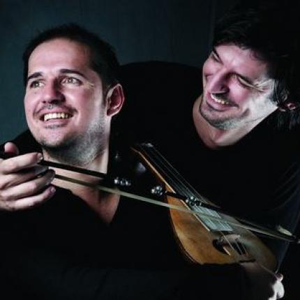 Ο Γιώργος και ο Νίκος Στρατάκης απόψε στην πλατεία Κοραή!