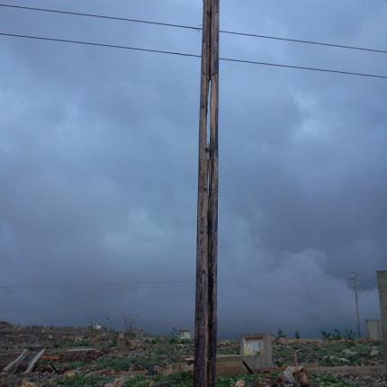 Μια εικόνα, χίλιες λέξεις: Ο "κεραυνόπληκτος" στύλος και τα συνεργεία της ΔΕΗ