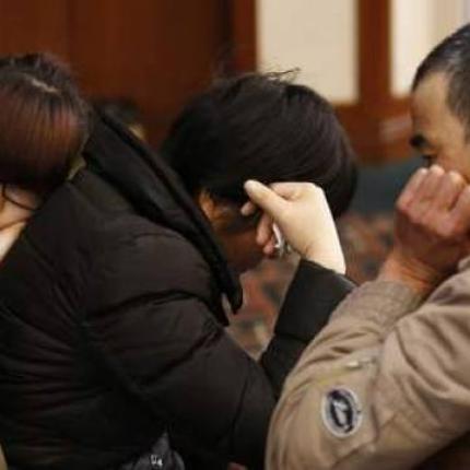 Οργή και πανό από τους συγγενείς των επιβατών του "αεροπλάνου - φάντασμα"