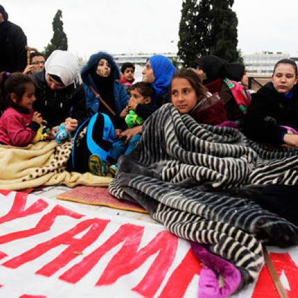 Παραμένουν οι Σύροι πρόσφυγες στην πλατεία Συντάγματος