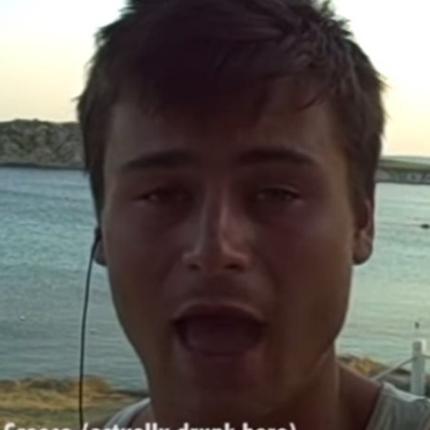 Ταξίδεψε σε 26 χώρες μέσα σε 4 χρόνια για να της κάνει πρόταση γάμου (βίντεο)