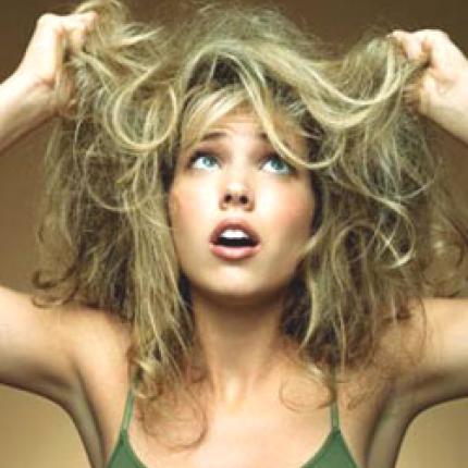 Tips για τα ταλαιπωρημένα μαλλιά του καλοκαιριού