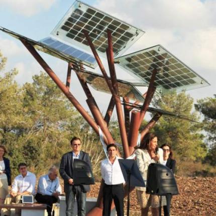 Δέντρο προσφέρει φως, νερό και  ... WiFi