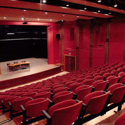 Η Ελένη Σφακιανάκη ερμηνεύει "Αττίκ" στο Θεατρικό Σταθμό Ηρακλείου