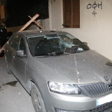 Μπαλκόνι ... "προσγειώθηκε" σε αυτοκίνητα στη Θέρισο (φωτορεπορτάζ)