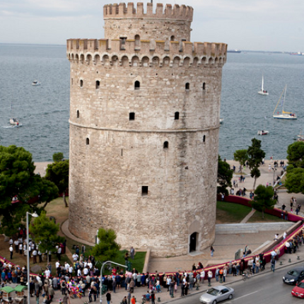 Κουλούρι γίγας "αγκάλιασε" τον Λευκό Πύργο στη Θεσσαλονίκη