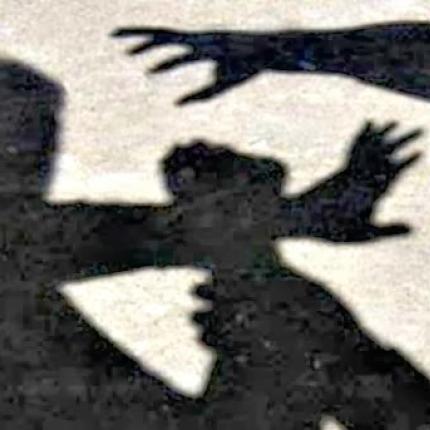 Τον κατηγορεί ότι την βιάσε και την εγκατέλειψε αιμόφυρτη