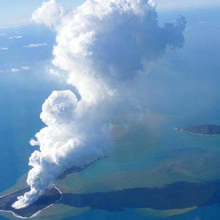 Ηφαίστειο “γέννησε” νησί στον Ειρηνικό!