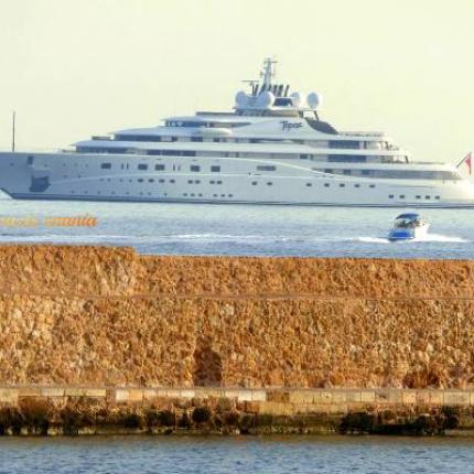 Στο ενετικό λιμάνι των Χανίων το πολυτελές "Τοπάζι" των θαλασσών