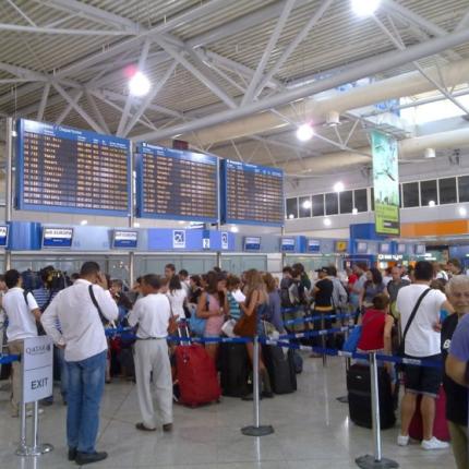 touristes-aerodromio-744x558.jpg
