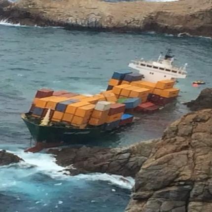 Απάντληση των πετρελαιοειδών από τουρκικό φορτηγό πλοίο που έχει προσαράξει στα βόρεια των ακτών της Μυκόνου