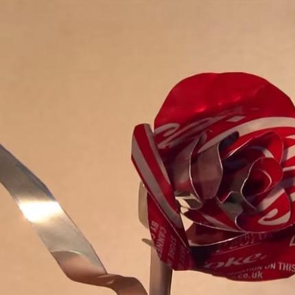 Πως να φτιάξεις ένα τριαντάφυλλο από κουτάκι αναψυκτικού (βίντεο)