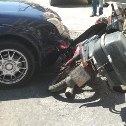 μηχανάκι αυτοκίνητο