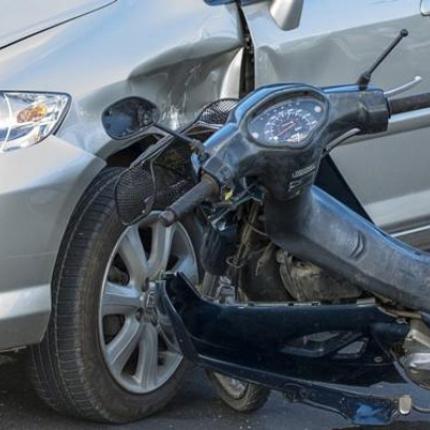 μηχανή με αυτοκίνητο