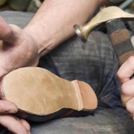 Ανθούν μπαλωματάδικα και τσαγκάρικα στα Χανιά λόγω κρίσης