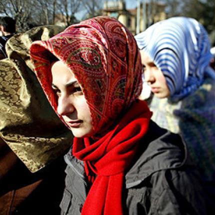 Τουρκία: Με ισλαμική μαντήλα τα κορίτσια στο σχολείο