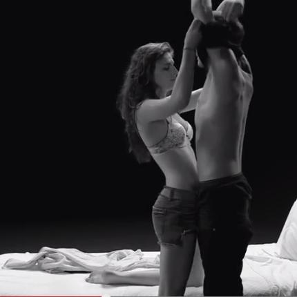 Μετά τα φιλιά ήρθε και το ... γδύσιμο (βίντεο)