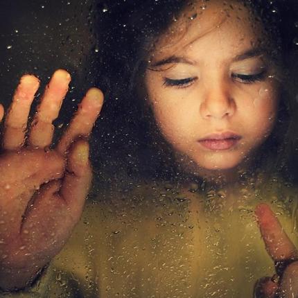 στεναχωρημένο παιδάκι-κακοποίηση