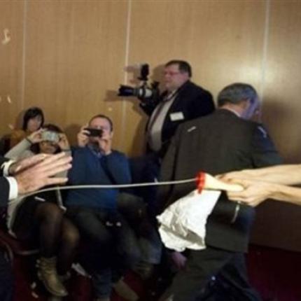 Επίθεση με μαγιονέζα και τηγανιτές πατάτες στον Βέλγο πρωθυπουργό (βίντεο)