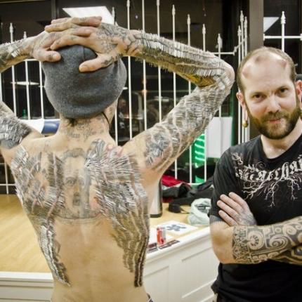 Ρεκόρ τρυπήματος από βελόνες πάνω στο ... σώμα