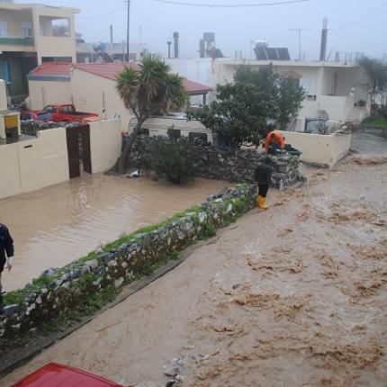 Πλημμύρισε η Βιάννος από τις καταρρακτώδεις βροχές (φωτο)