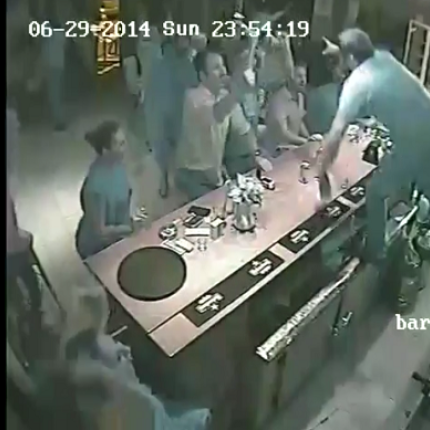 Ο μπάρμαν που τρελάθηκε από το γκολ του Παπασταθόπουλου (βίντεο)