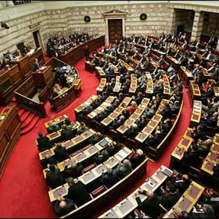 Η δύναμη των κομμάτων στη Βουλή μετά τις συλλήψεις και τις ανεξαρτητοποιήσεις