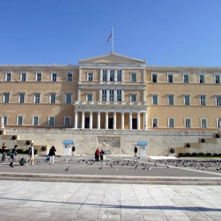 Αναστέλλονται προνόμια βουλευτών που παραπέμπονται σε δίκη