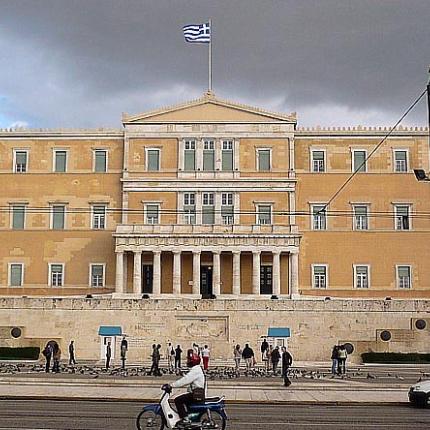 Πυκνοί καπνοί στο ισόγειο της Βουλής από βραχυκύκλωμα