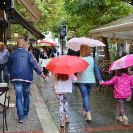 Ο καιρός εξανέμισε τις ελπίδες των εμπόρων για αυξημένη αγοραστική  κίνηση 