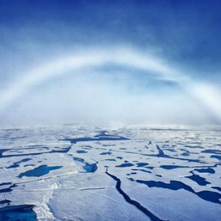 Λευκό ουράνιο τόξο στον αρκτικό ουρανό!