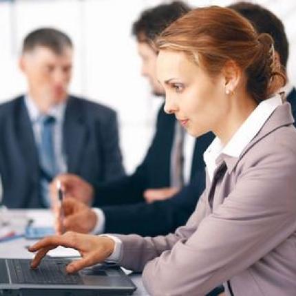 Οι γυναίκες εργάζονται περισσότερες ώρες αλλα αμοίβονται για λιγότερες