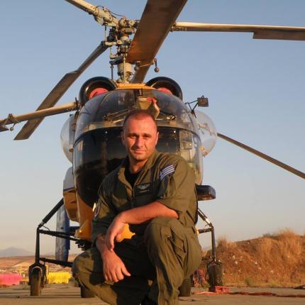 Ο Ηρακλειώτης πιλότος που μάχεται με τις φλόγες για να σώσει τις περιουσίες μας