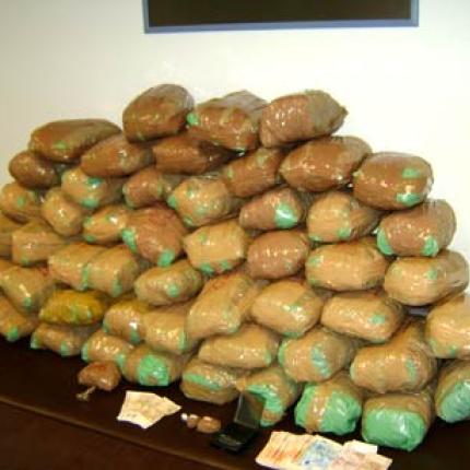 Ανήλικη κοπέλα, συνεργός στη μεταφορά 27 κιλών χασίς