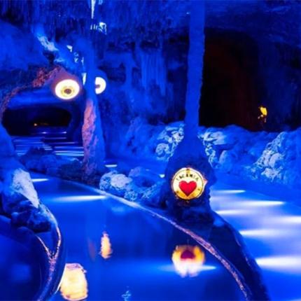 Η πισίνα στο πάρκο ψυχαγωγίας Xenses Park 