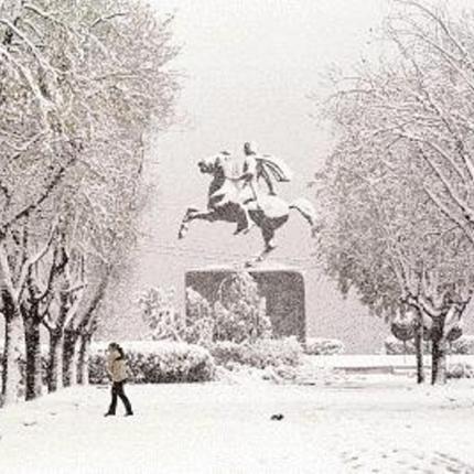 Πέφτουν τα πρώτα χιόνια στη Θεσσαλονίκη