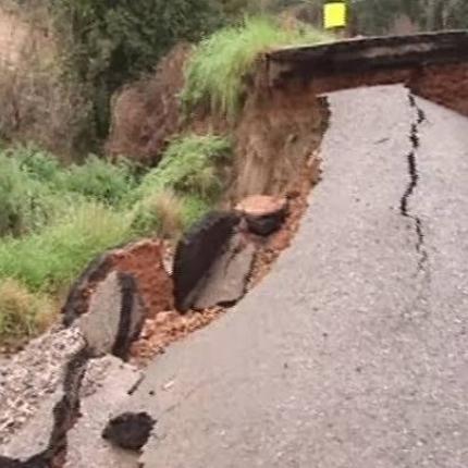 Σεισμόπληκτα μοιάζουν τα χωριά στα όρη Σουλίου