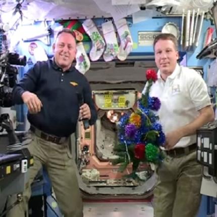 Έτσι γιορτάζουν τα Χριστούγεννα στο ... διάστημα (βίντεο)