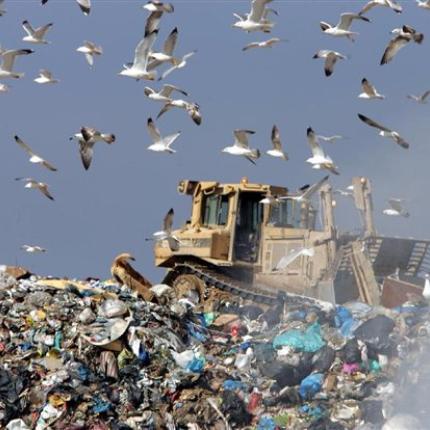 "Καμπάνα" 160 εκατ. ευρώ στους δήμους που θάβουν απόβλητα