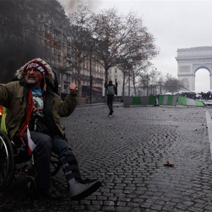 παρισι κιτρινα γιλεκα.jpg